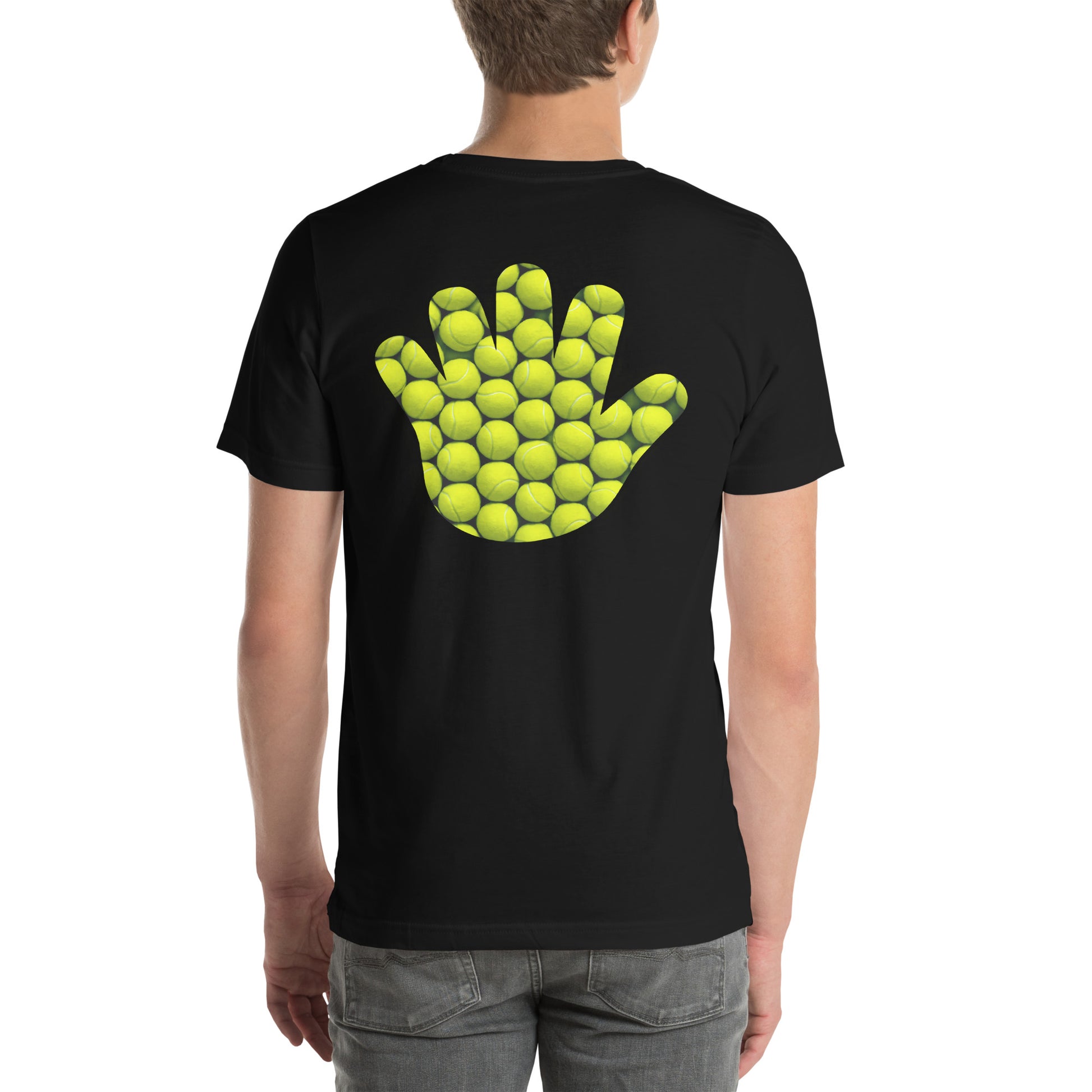 Modelo luciendo camiseta negra de manga corta marca Bofetadas, colección 'Marca' serie 'Sports', vista trasera, con mano logo rellena de pelotas de tenis.