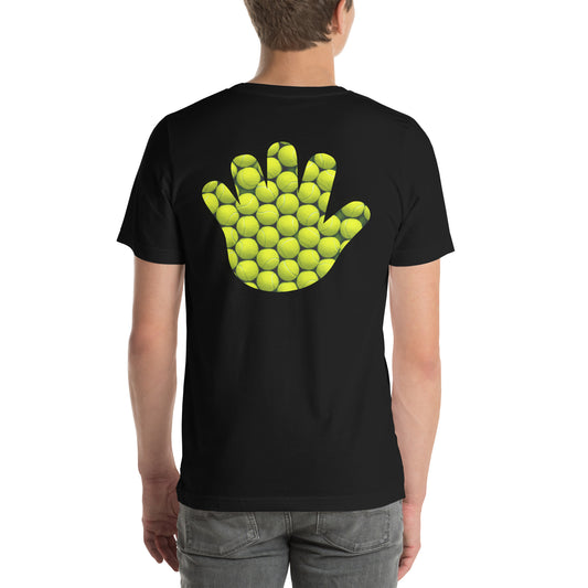Modelo luciendo camiseta negra de manga corta marca Bofetadas, colección 'Marca' serie 'Sports', vista trasera, con mano logo rellena de pelotas de tenis.