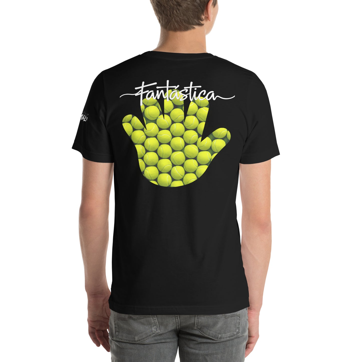 Modelo luciendo camiseta negra de manga corta Bofetadas, colección 'Marca' serie 'Sports', vista trasera, con mano logo rellena de pelotas de tenis y el texto "Fantástica".