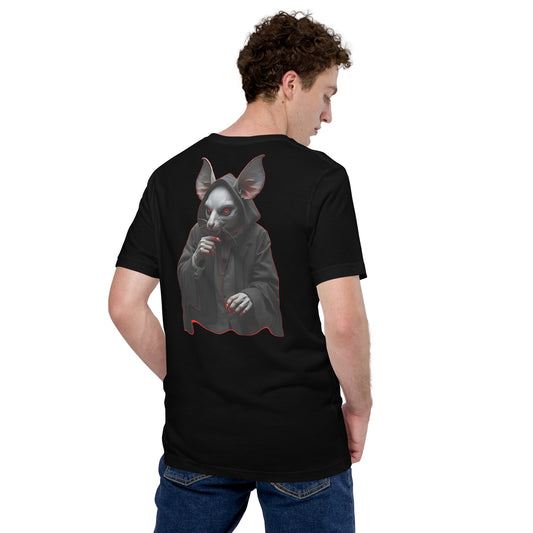 Camiseta negra de manga corta marca Bofetadas, la luce un modelo con vaqueros, colección 'Gótica', con criatura híbrida de murciélago y rata de ojos rojos con túnica y capucha.