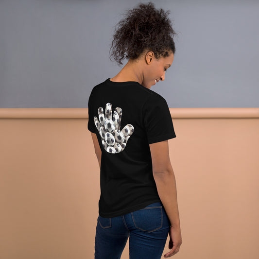 Camiseta negra de manga corta de la colección Marca y serie Sports de Bofetadas, dedicada al fútbol. Diseño con la silueta del logotipo de Bofetadas en forma de mano, mostrando pelotas de fútbol apiladas.