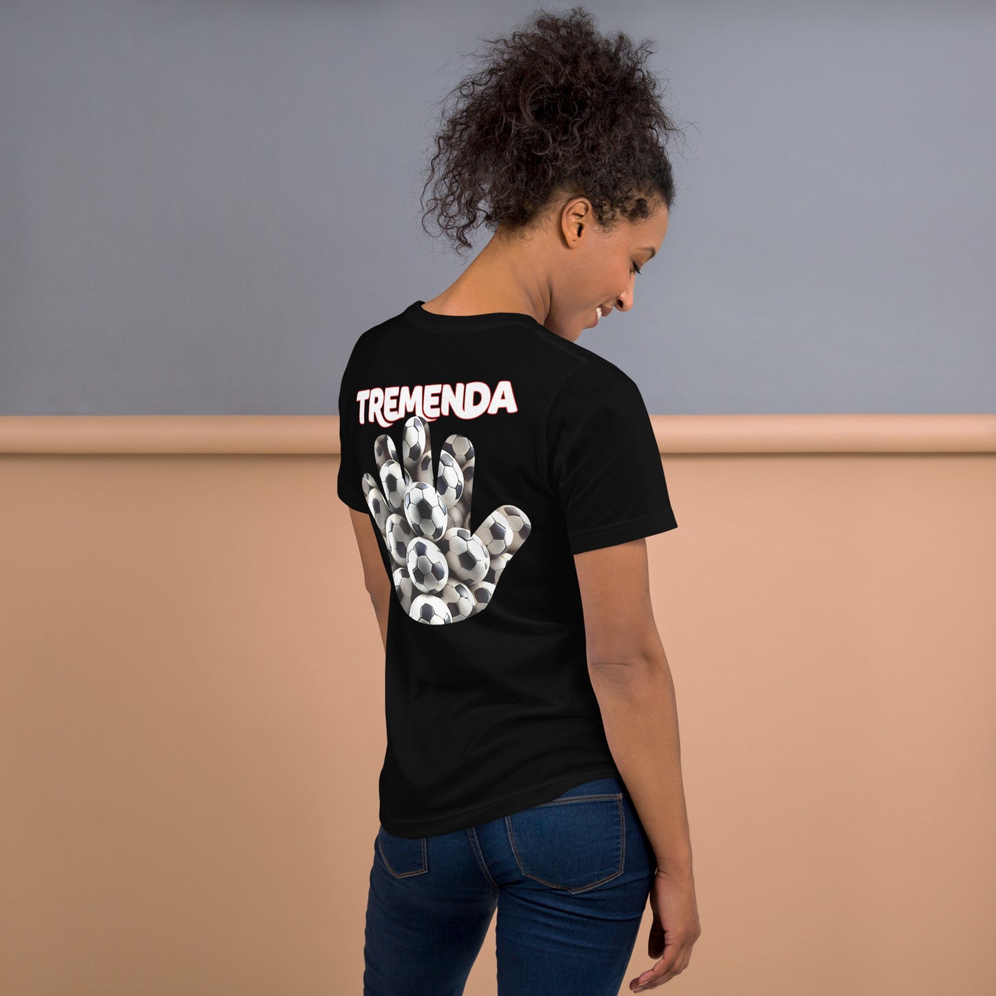Camiseta negra de manga corta de la colección Marca y serie Sports de Bofetadas, dedicada al fútbol. Diseño con la silueta del logotipo de Bofetadas en forma de mano rellena de pelotas de fútbol apiladas y el texto "TREMENDA".