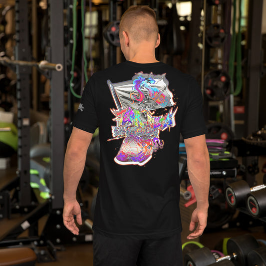Un modelo en un gimnasio luce una camiseta negra de Bofetadas de la colección Irreverentes, vista trasera con la impresión de un collage con el texto intrincado, colorido y urbano "Terrorista en potencia", un casco de portero de hoquei hielo, una bandera pirata y un coctel molotov.