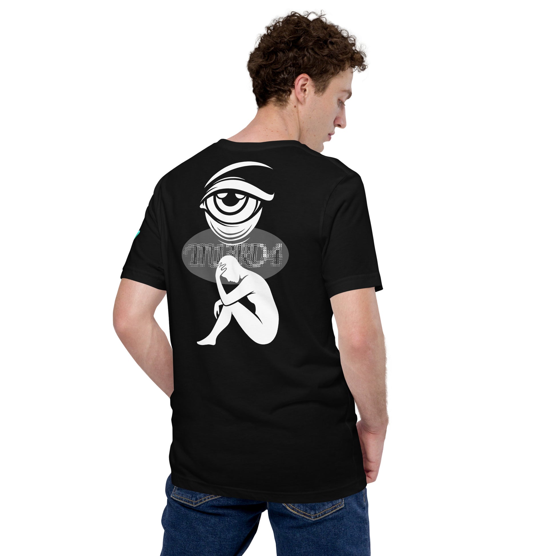 Modelo mostrando la vista trasera de camiseta negra de manga corta, marca Bofetadas, colección 'Irreverentes', ilustración lineal en blanco y negro que presenta un ojo estilizado, texto y una figura humana sobre fondo blanco. El elemento central es un dibujo lineal sencillo de una persona sentada en el suelo con las rodillas dobladas, la cabeza inclinada y la mano derecha cubriéndose la frente en un gesto de angustia o contemplación. La figura parece ser adulta, y el trazo sugiere un género masculino debido