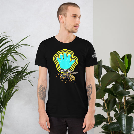 Modelo luce camiseta negra, vista frontal, con logo de Bofetadas (mano azul) con aura amarilla y negra acompañada de una avispa, texto 'bofetadas' y 'las mejores' en manga izquierda con estilo caligráfico Pokras Lampas.