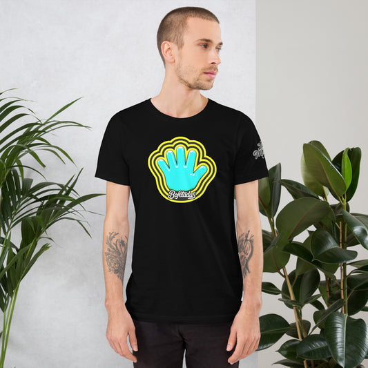 Modelo luce camiseta negra, vista frontal, con logo de Bofetadas (mano azul) con aura amarilla y negra, texto 'bofetadas' y 'las mejores' en manga izquierda con estilo caligráfico Pokras Lampas.