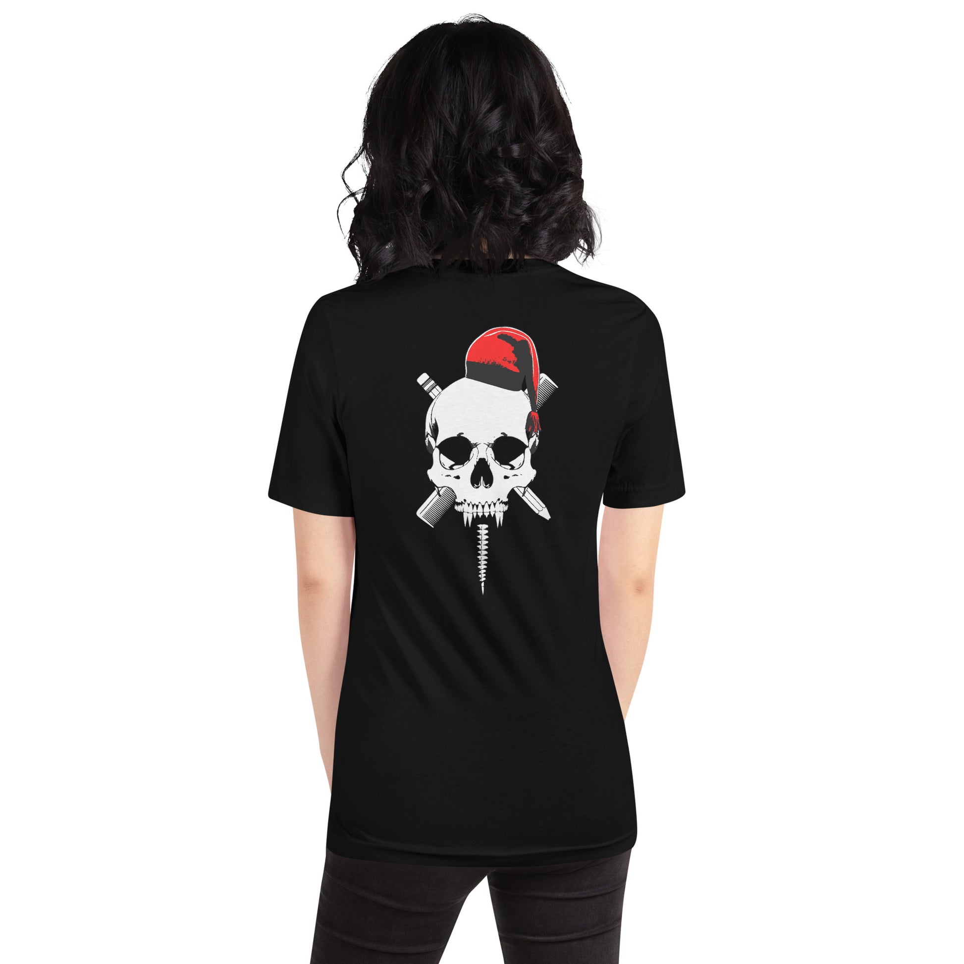 Modelo con jeans luce camiseta negra de la colección 'Calaveras', vista trasera, con una impresión estilo bandera pirata de un cráneo de Drácula con barretina catalana, un peine y un lápiz cruzados.