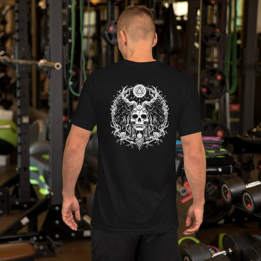 Un modelo de espaldas en un gimnasio luce camiseta negra de manga corta marca Bofetadas, colección 'Gótica', con impresionante calavera gótica en círculo intrincado.