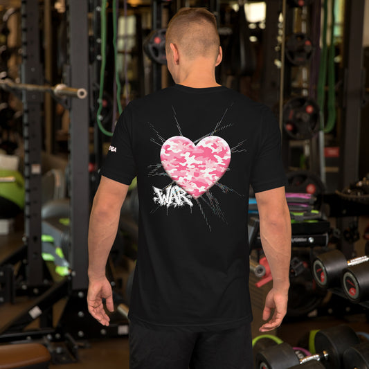 Modelo en un gimnasio luce la camiseta negra de la colección 'Pop', vista trasera, con la palabra 'War' y un corazón con estampado de camuflaje en tonos rosas impreso en la espalda.