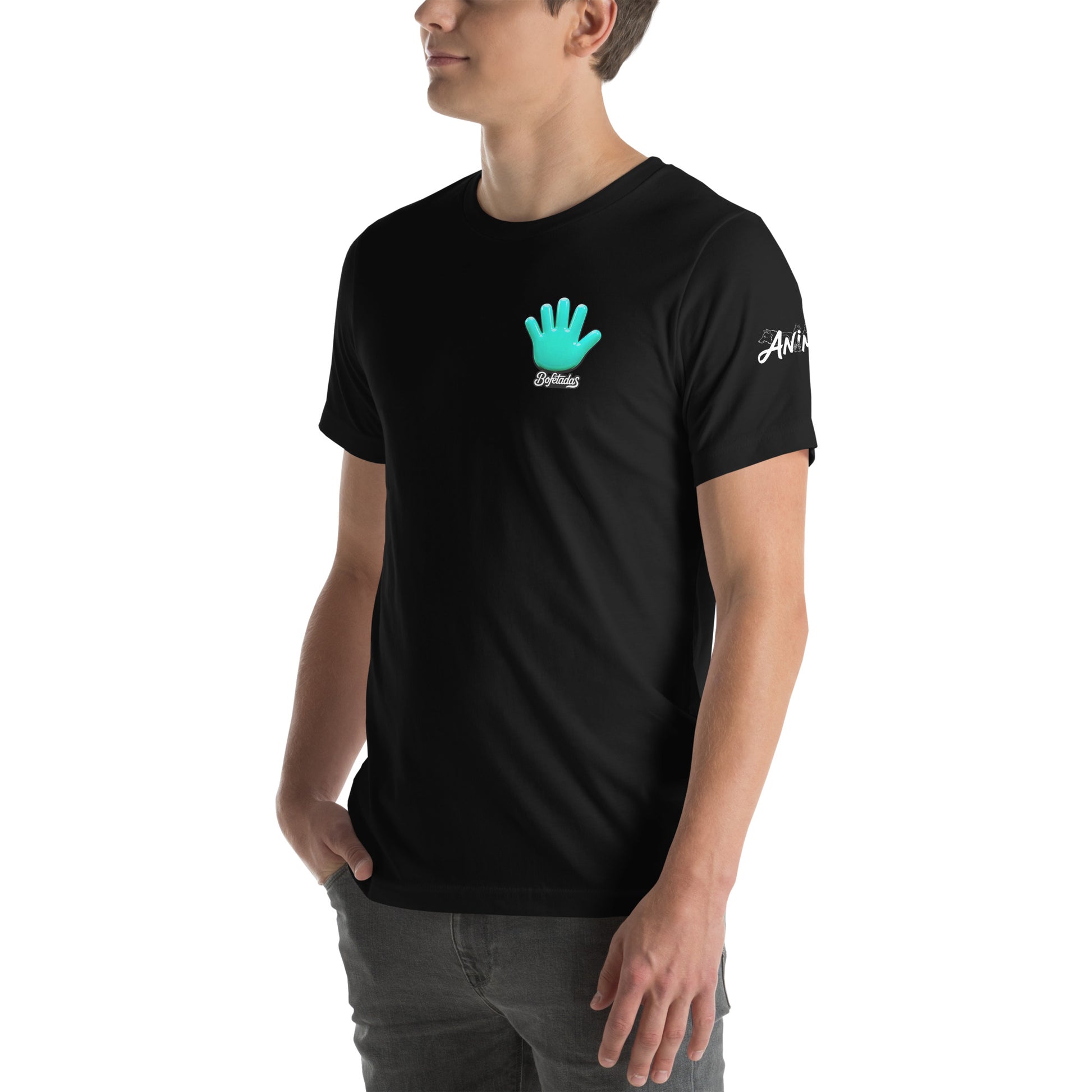 Modelo con jeans luciendo camiseta negra de manga corta marca Bofetadas, colección 'Marca' serie 'Sports', vista delantera ladeada, con logo mano azul en pecho y el texto "ANIMAL" en la manga izquierda.