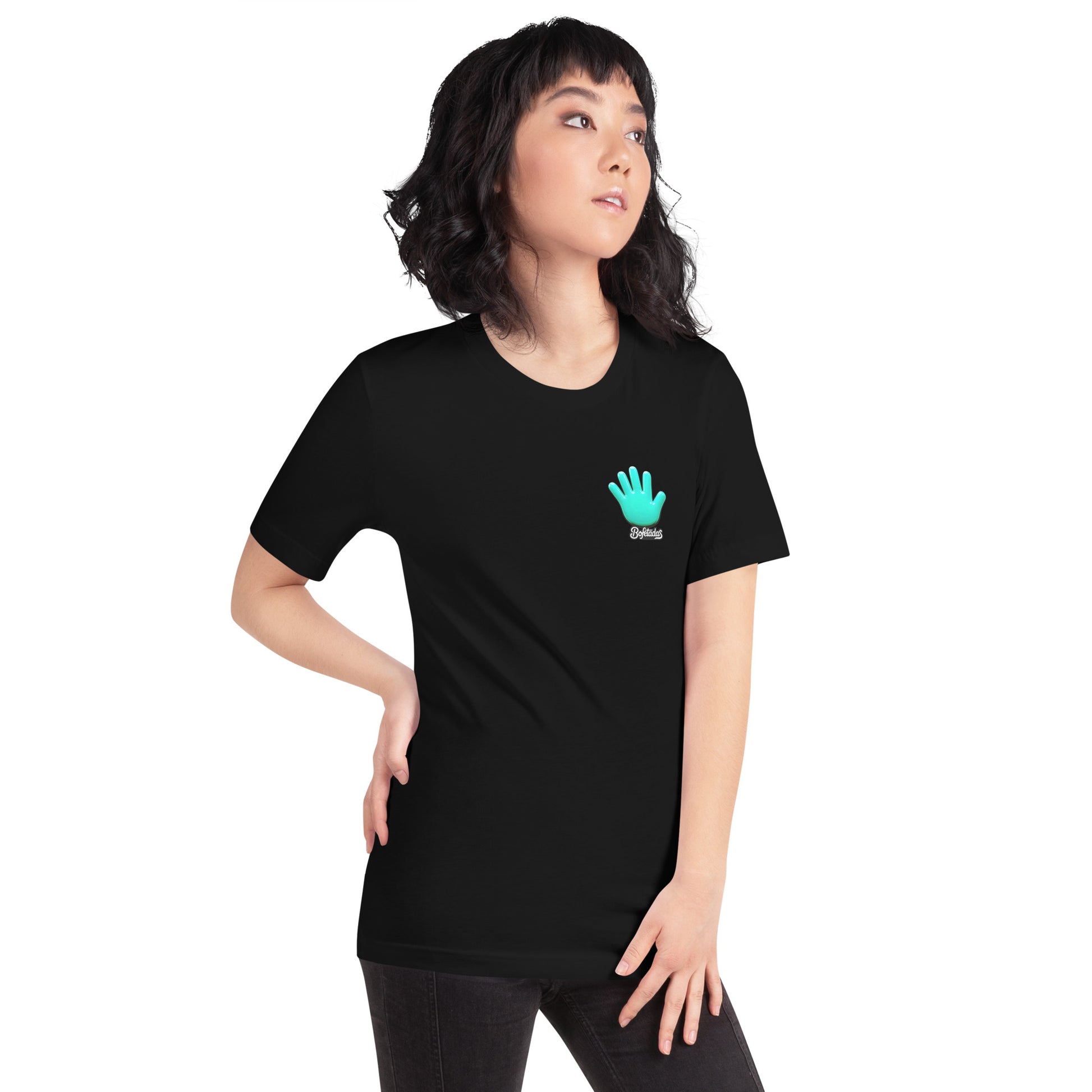 Modelo con jeans luce la camiseta negra de la colección 'Calaveras', vista frontal, con el logo de la mano azul de la marca Bofetadas impreso en el pecho.