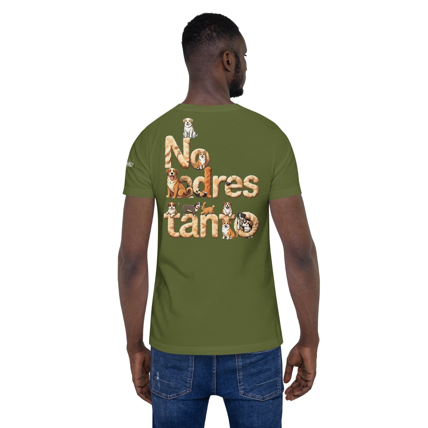 Modelo luciendo camiseta verde oliva de manga corta marca Bofetadas, colección 'Animales', con texto 'no ladres tanto' ilustrado con perros entre las letras de pelo.