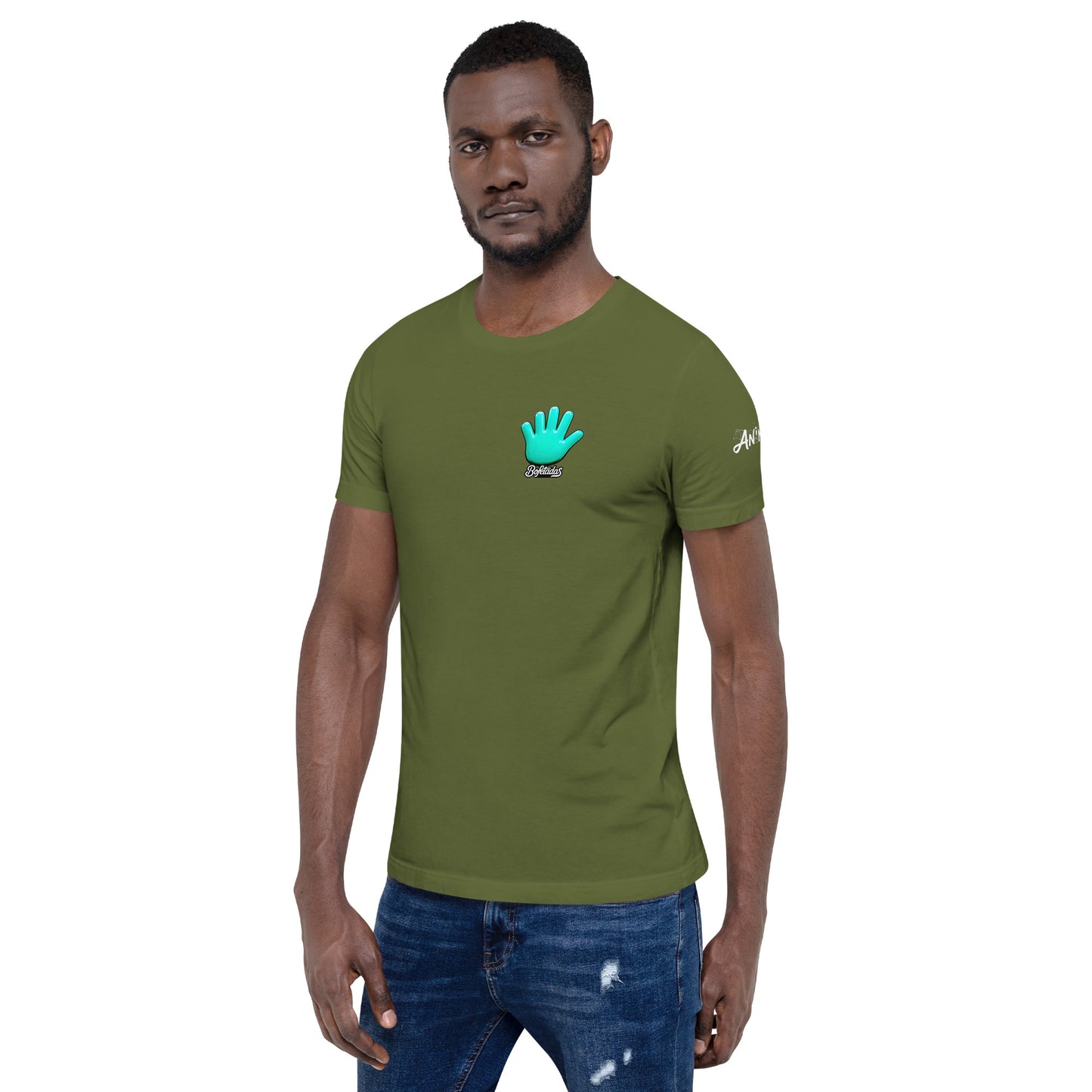 Modelo con jeans mostrando la vista delantera de camiseta gris de manga corta, marca Bofetadas, colección "Frases y mensajes" con la impresión del logo de Bofetadas en el pecho y el texto 'ANIMAL' decorado en la manga izquierda.