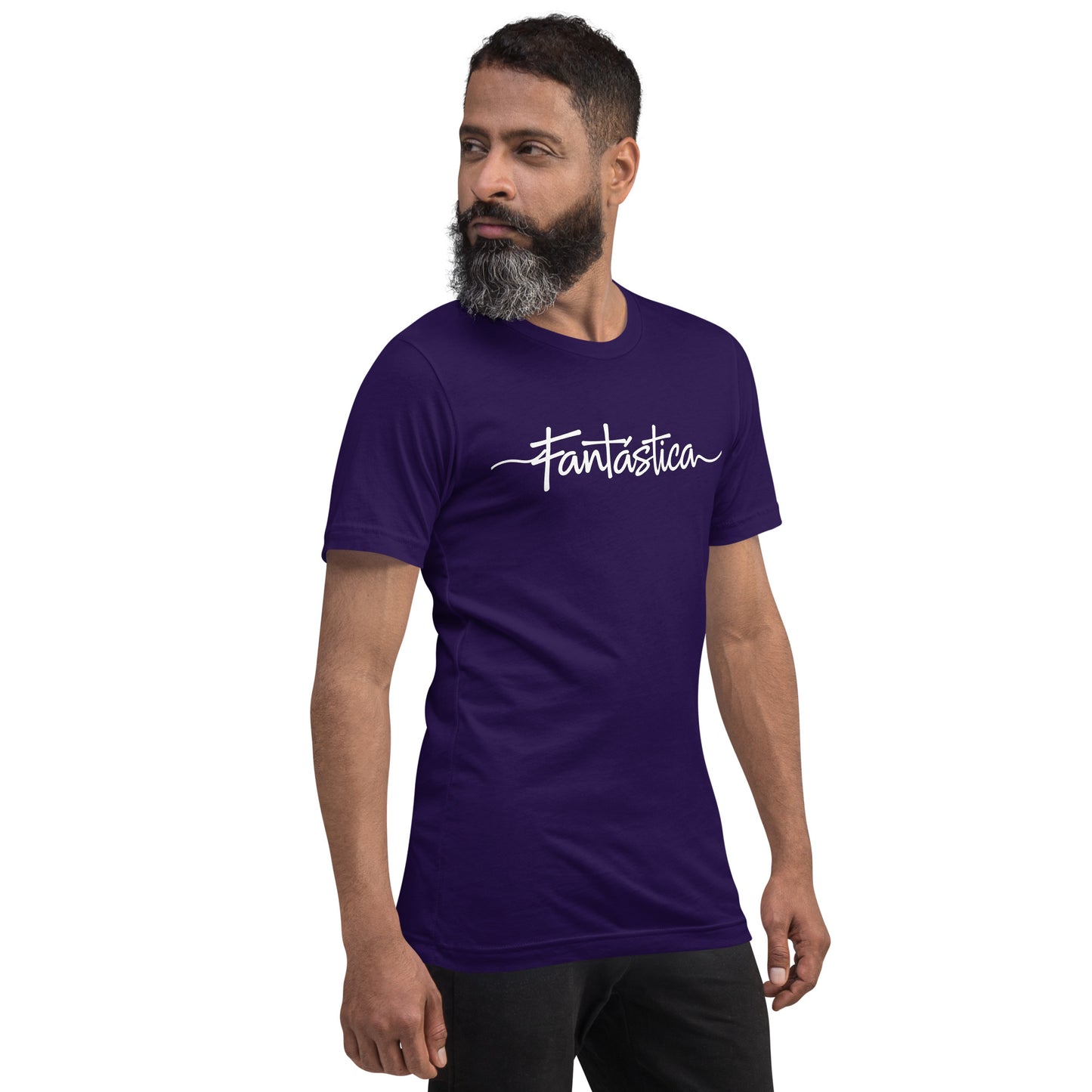 Un modelo con jeans y barba muestra la vista delantera de una camiseta purpura de manga corta marca Bofetadas, colección 'Pop', con la impresión del texto "Fantástica" en blanco.