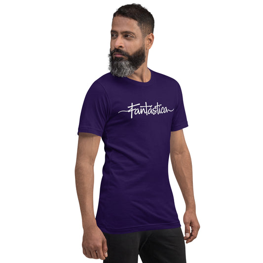Un modelo con jeans y barba muestra la vista delantera de una camiseta purpura de manga corta marca Bofetadas, colección 'Pop', con la impresión del texto "Fantástica" en blanco.