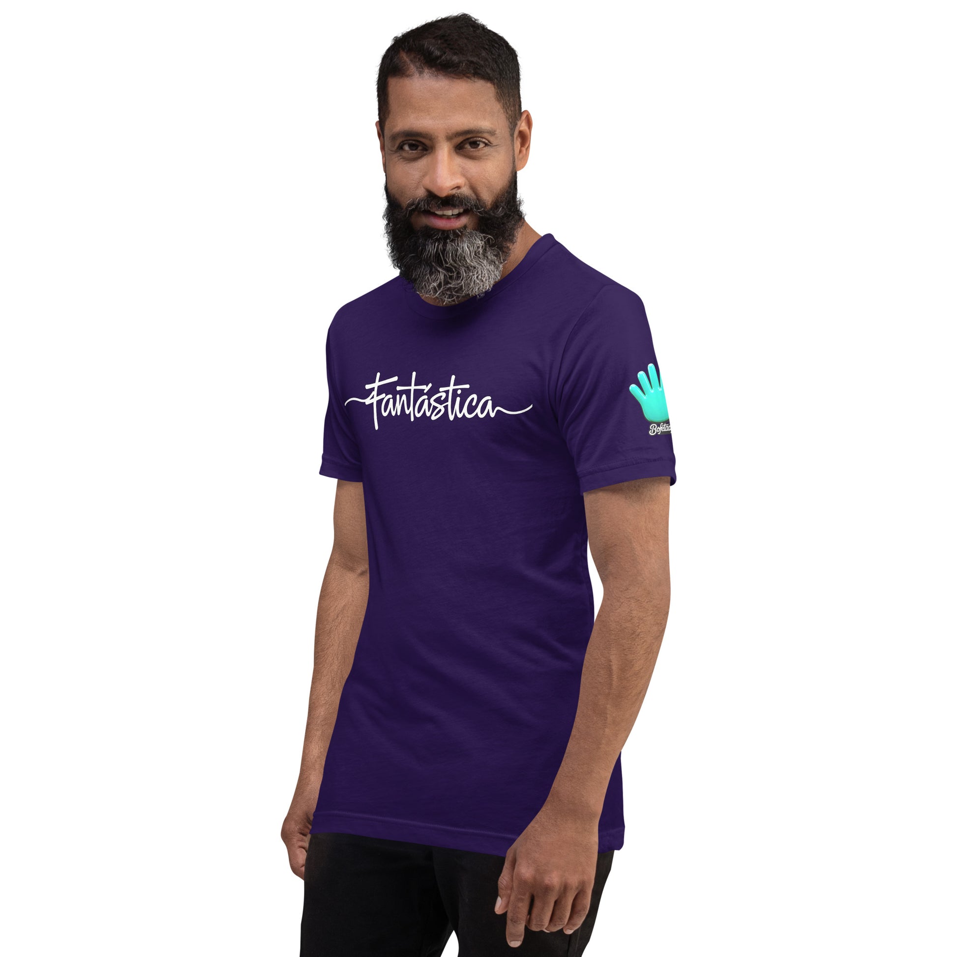 Un modelo con jeans y barba muestra la vista delantera ladeada de una camiseta purpura de manga corta marca Bofetadas, colección 'Pop', con la impresión del texto "Fantástica" en blanco en el pecho y el logo de lamarca con la mano azul en la manga izquierda.