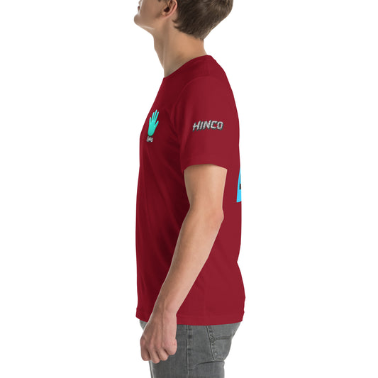 Un modelo luce una camiseta roja de Bofetadas de la colección irreverentes. En la vista lateral muestra la impresión del texto "Hinco" en la manga y se aprecia el logo de Bofetadas en el pecho.