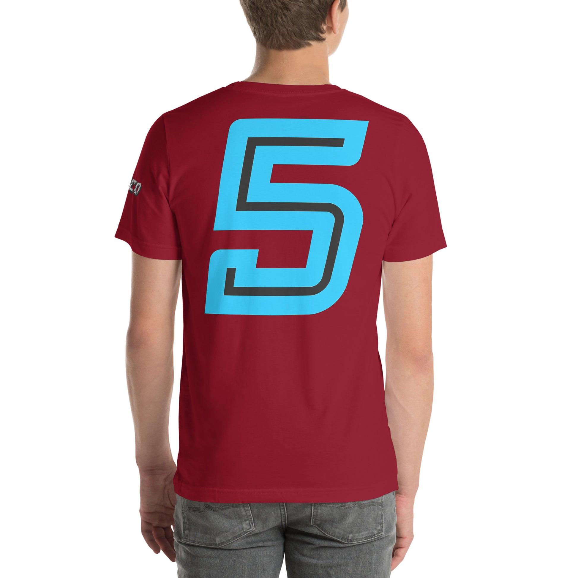 Un modelo luce una camiseta roja de Bofetadas con la impresión del número cinco en azul en la espalda.