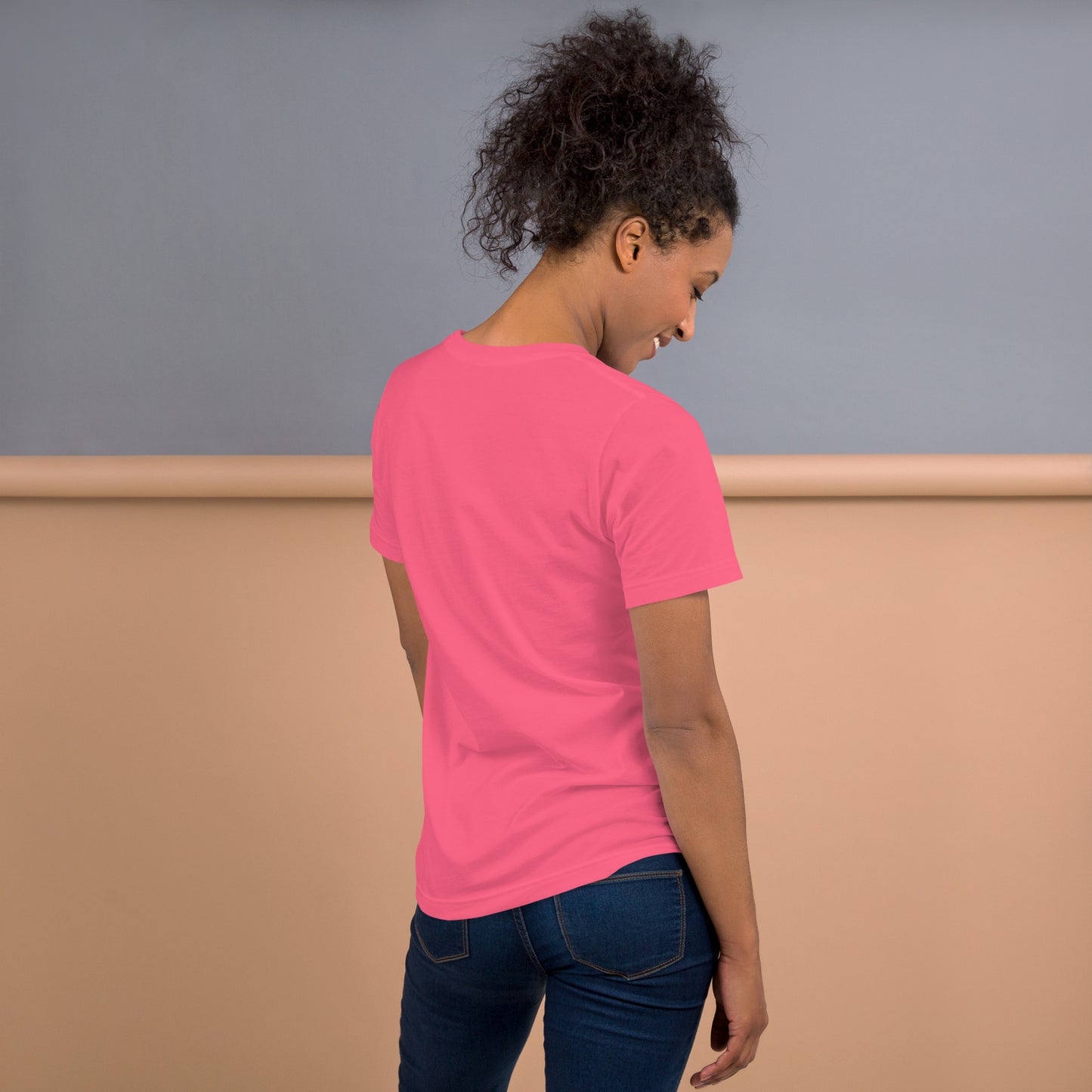 Camiseta color rosa de la colección 'Marca' sin impresión. La luce una modelo con jeans.