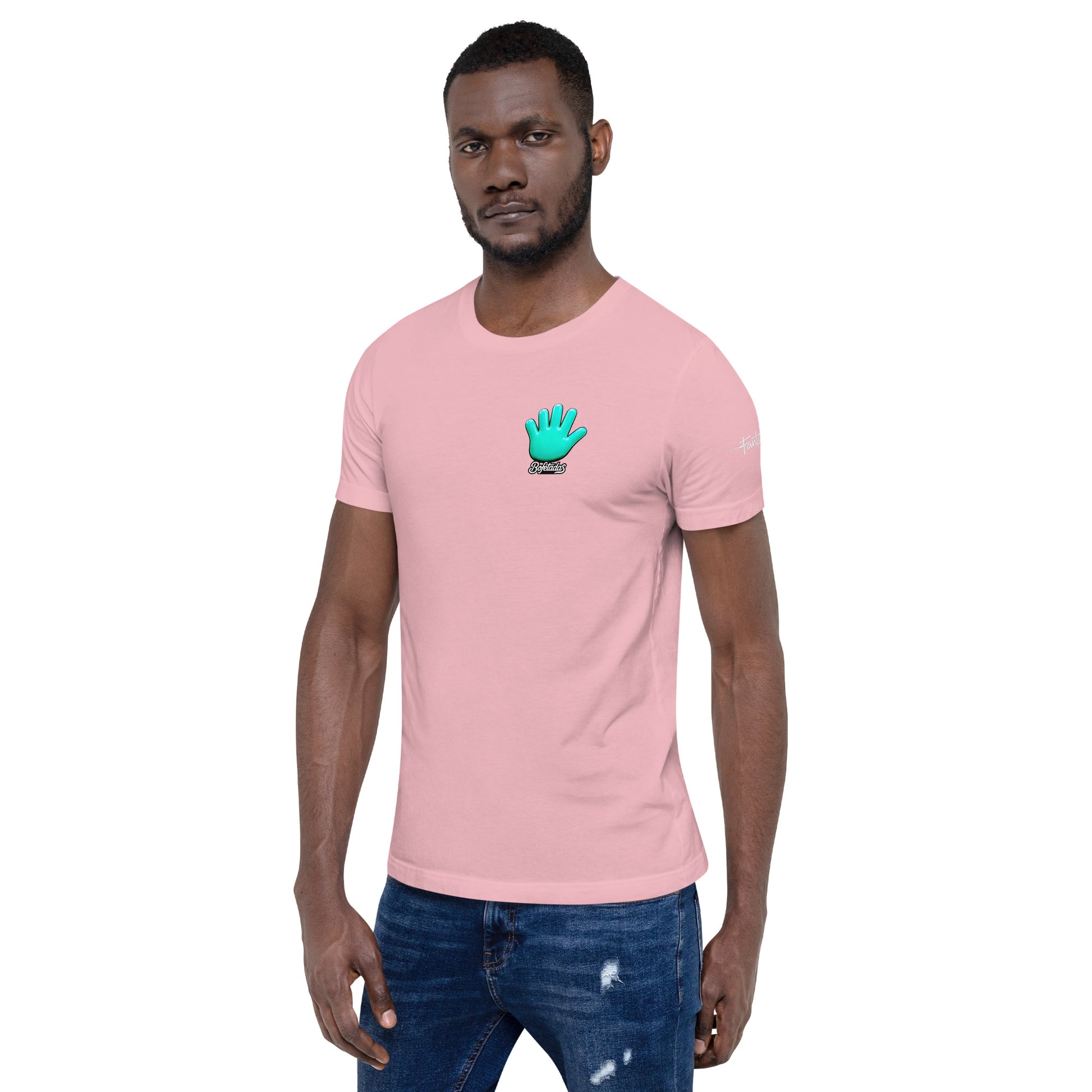 Un modelo muestra la vista frontal de una camiseta rosa de manga corta, marca Bofetadas, colección 'Pop', con el logotipo de una mano azul en el pecho y el texto blanco 'Fantástica' en la manga izquierda.
