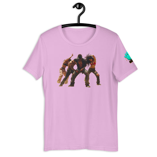 Camiseta rosa de manga corta marca Bofetadas, colección 'Urbana', con impresión frontal de cuatro jóvenes bailando.