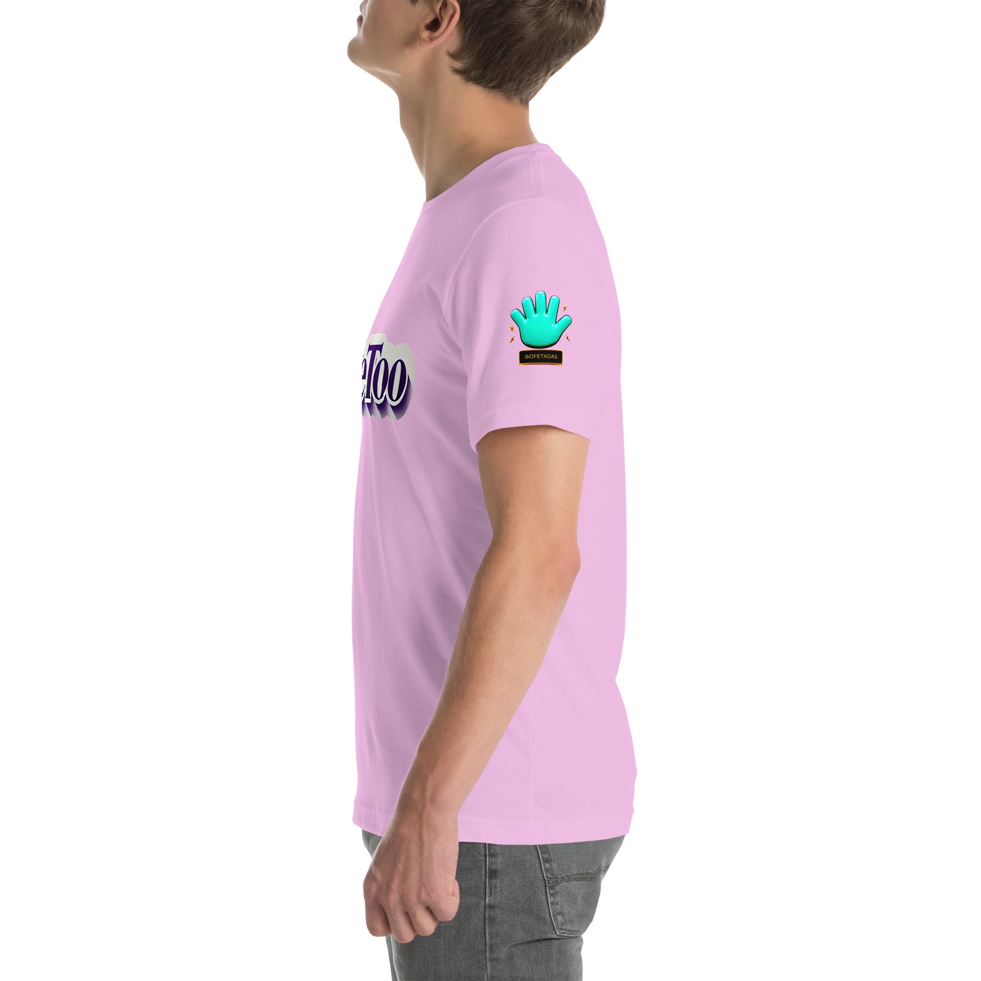 Modelo mostrando la vista lateral de camiseta rosa de manga corta, marca Bofetadas, colección 'Causas Sociales', con el logotipo de una mano azul en la manga.
