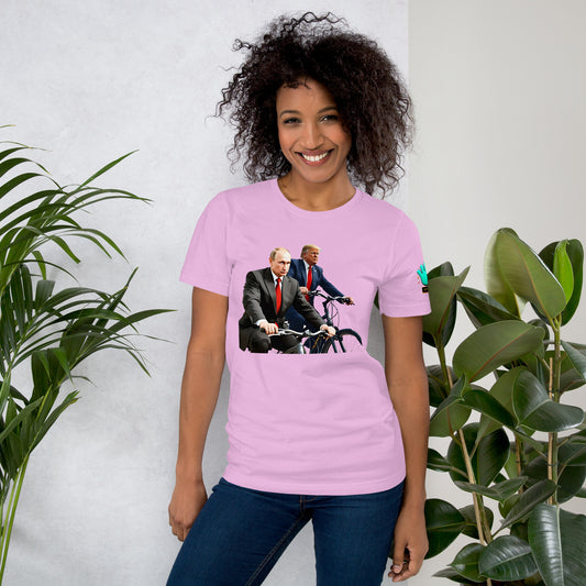 Modelo luciendo camiseta rosa de manga corta marca Bofetadas, colección 'Celebrities', con Donald Trump y Vladimir Putin en bicicleta.