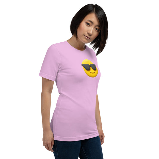Modelo luciendo camiseta rosa de manga corta marca Bofetadas, colección 'Emojis', con emoji macarra con gafas de sol.