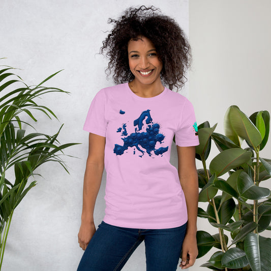 Modelo luciendo camiseta rosa de manga corta marca Bofetadas, colección Abstracta, con impresión de mapa abstracto de Europa con patrón de pinchos en relieve.