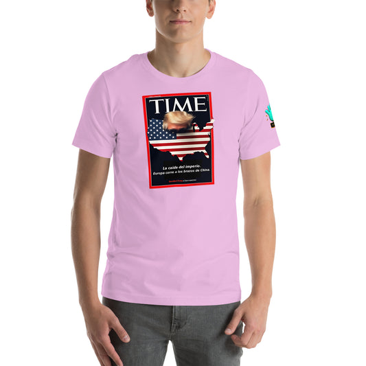 Modelo luciendo camiseta rosa de manga corta marca Bofetadas, colección 'Fake', con portada revista Time 'La caída del imperio', silueta USA con bandera y flequillo Trump.