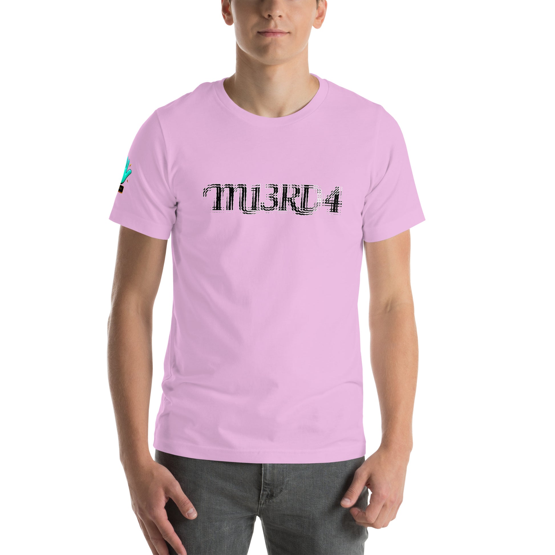 Modelo mostrando vista frontal de camiseta rosa de manga corta marca Bofetadas, colección 'Irreverentes', con texto 'M13RD4' en blanco y negro borroso.