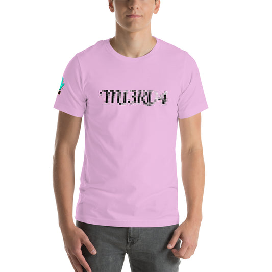 Modelo mostrando vista frontal de camiseta rosa de manga corta marca Bofetadas, colección 'Irreverentes', con texto 'M13RD4' en blanco y negro borroso.