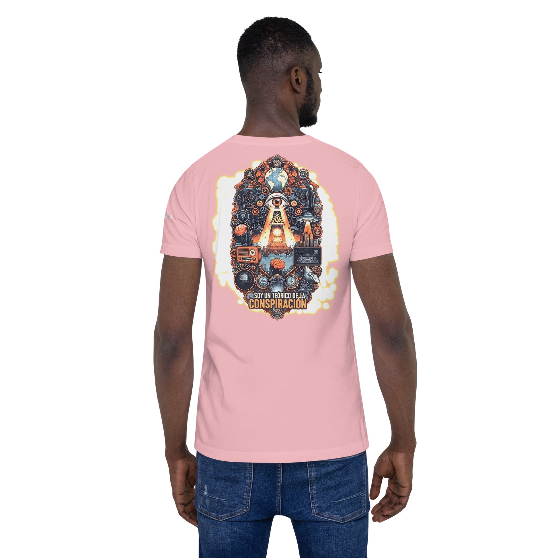 Un modelo con jeans luce una camiseta rosa de manga corta marca Bofetadas, colección 'Pop. En la vista trasera una ilustración intrincada y muy detallada que representa una amplia gama de motivos conspirativos, representada en una paleta oscura y estilizada, dominada por azules, naranjas y negros profundos, dentro de un borde ovalado y ornamentado. El elemento central es una pirámide de ladrillo que se alza sobre un paisaje desolado hacia un cielo oscuro y nublado.
