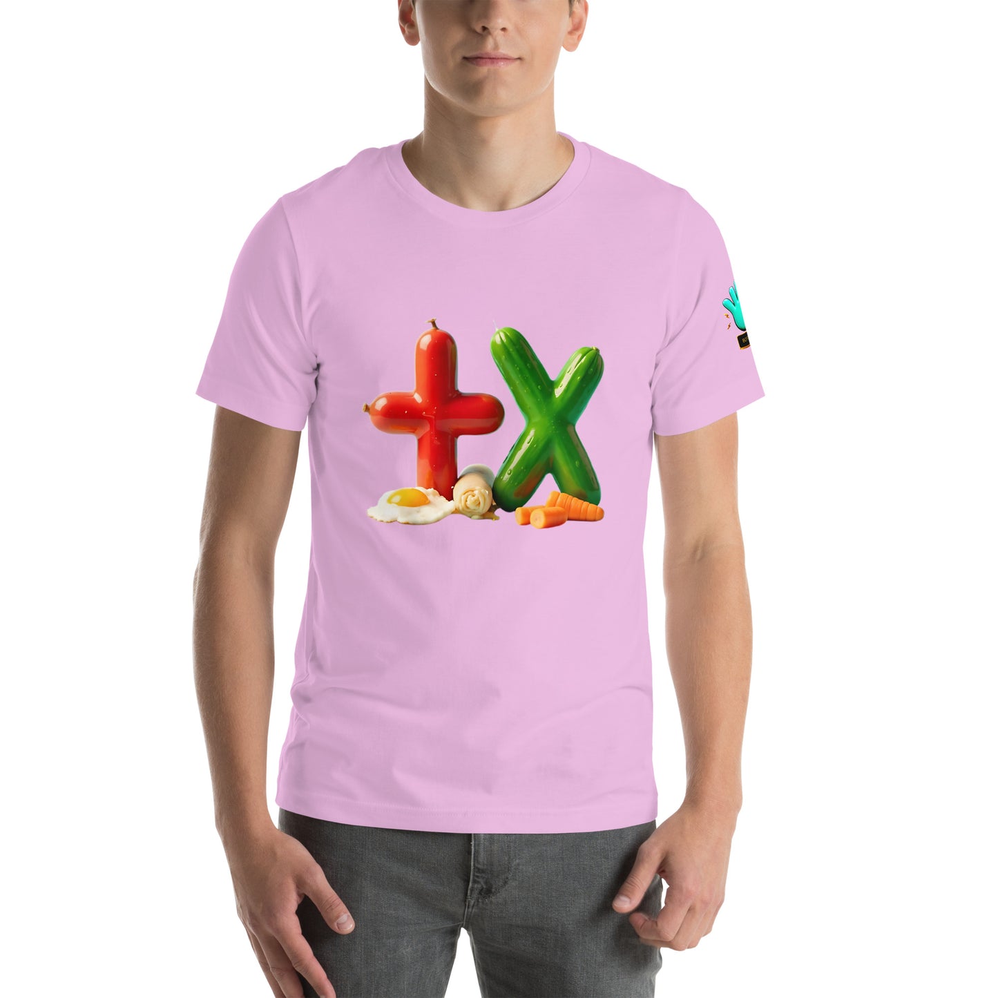 Modelo luciendo camiseta rosa de manga corta marca Bofetadas, colección 'Pop', con signos '+' y 'x' de salchichas y calabacines acompañados con huevo frito, zanahorias y chirivía.