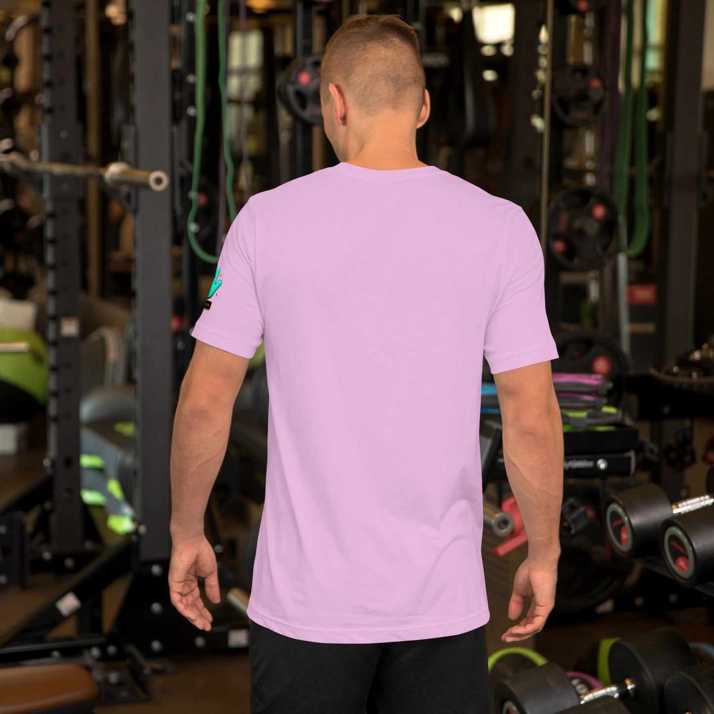 Modelo en gimnasio mostrando la vista trasera de camiseta rosa de manga corta, marca Bofetadas, colección 'Calaveras', sin impresión.