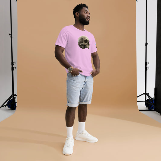 Modelo en estudio luciendo camiseta rosa de manga corta marca Bofetadas, colección 'Calaveras', con calavera sin mandíbula inferior.