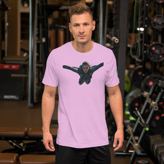 Modelo en gimnasio luciendo camiseta rosa de manga corta marca Bofetadas, colección 'Actividades Extremas', con chica en wingsuit volando.