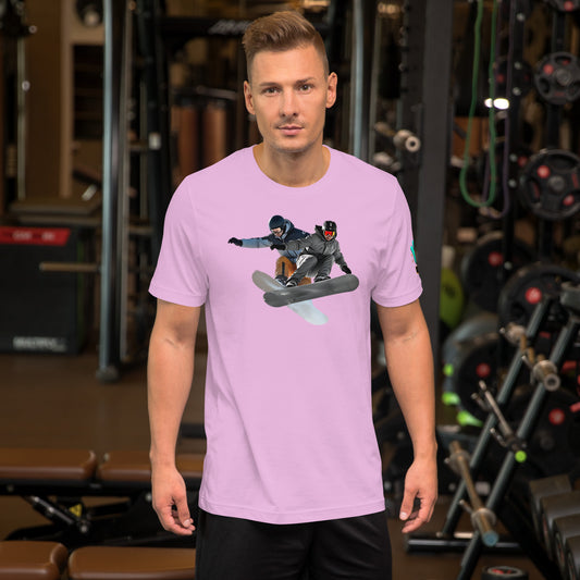 Modelo en gimnasio luciendo camiseta rosa de manga corta marca Bofetadas, colección 'Actividades Extremas', con dos snowboarders cruzándose en salto.