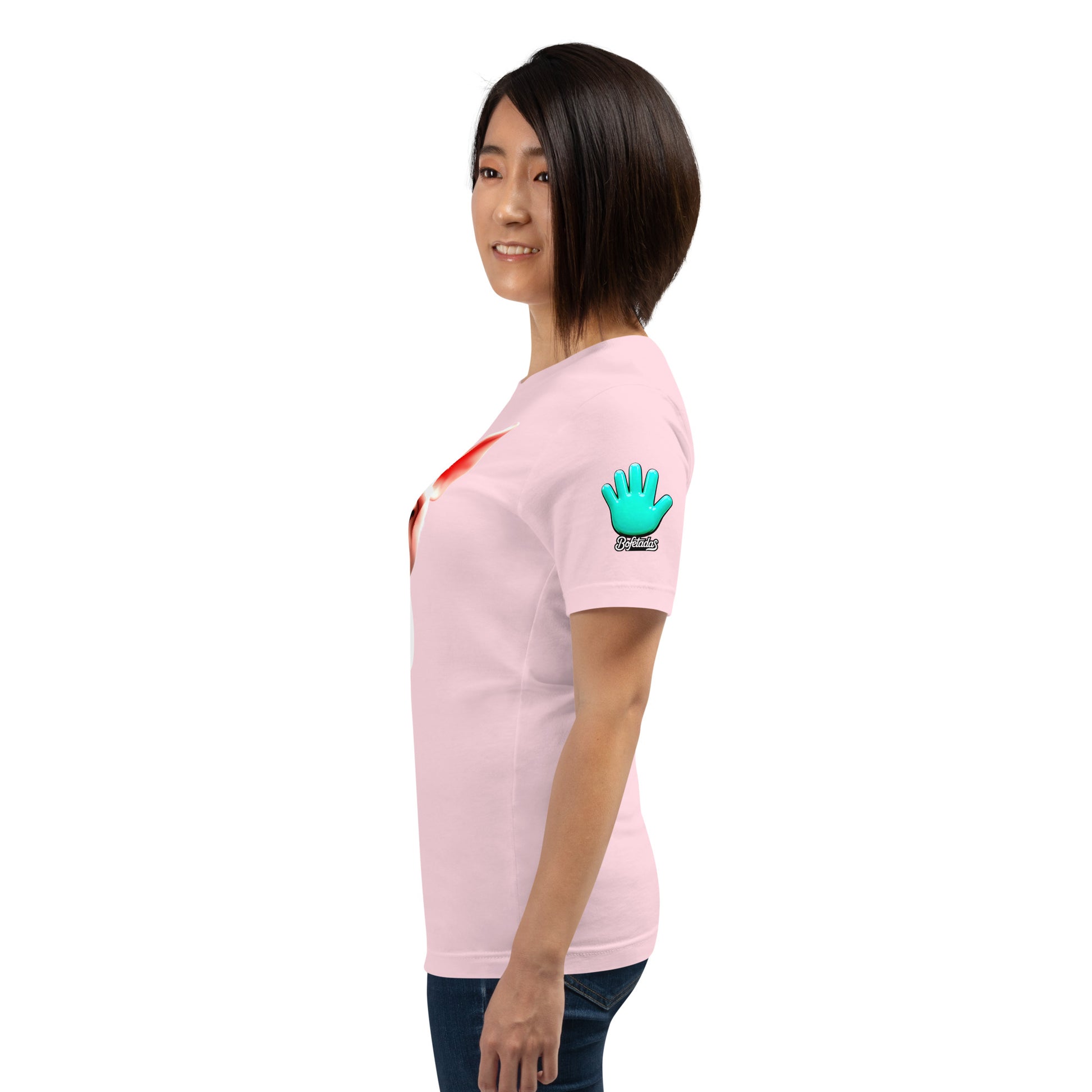 Modelo con jeans luciendo camiseta rosade manga corta marca Bofetadas, colección 'Animales', vista lateral, con el logo de la mano azul en la manga.