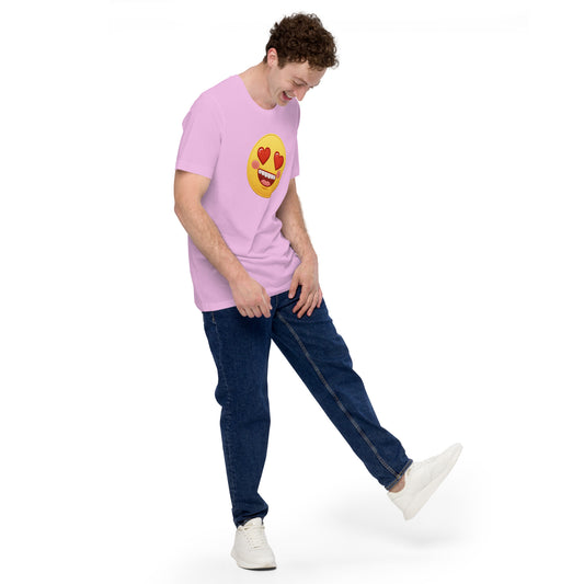 Modelo sonriente y bailando con jeans luciendo camiseta rosa de manga corta marca Bofetadas, colección 'Emojis', vista frontal ladeada, con emoji enamorado con ojos de corazones rojos.