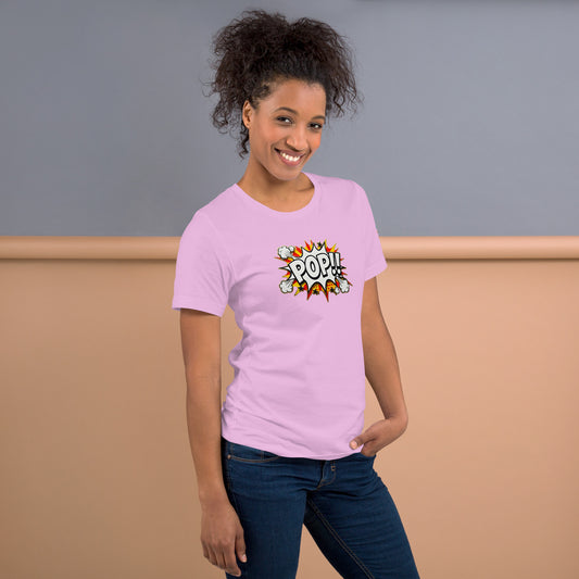 Modelo sonriente luciendo camiseta rosa de manga corta marca Bofetadas, colección 'Pop', con palabra 'pop' estilo cómic en explosión con chorros de humo.