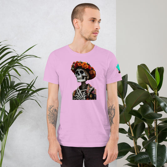 Modelo tatuado luciendo camiseta rosa de manga corta marca Bofetadas, colección 'Calaveras', con esqueleto superior con calavera, chaqueta floral y corona de flores.