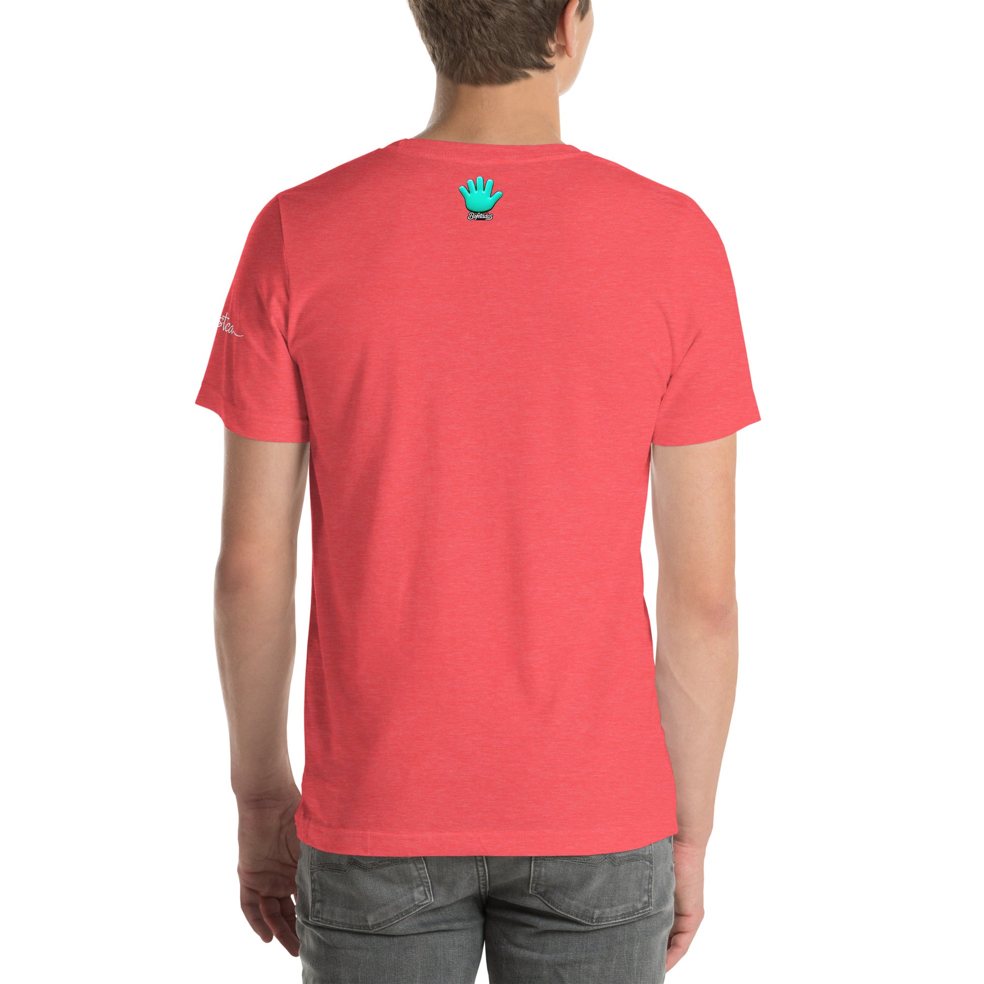 Modelo mostrando la vista trasera de camiseta salmón de manga corta, marca Bofetadas, colección 'Frases y Mensajes', con la impresión del logo de Bofetadas de la mano azul.