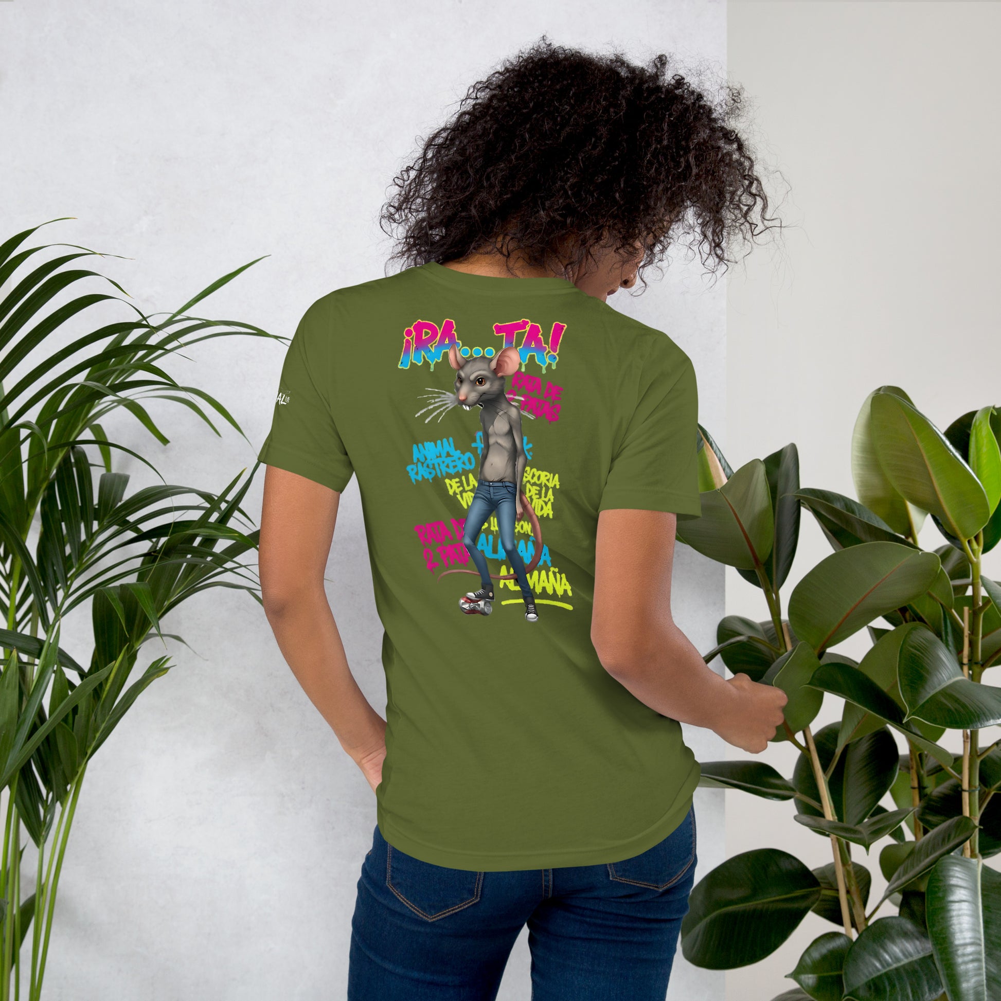 Camiseta verde de manga corta marca Bofetadas, colección Animales, con impresión trasera de una rata antropomorfa vestida con jeans y zapatillas pisando una lata, con unas palabras pintadas con espray en azul, amarillo y rosa en estilo urbano bajo el dibujo (alimaña, animal rastrero, rata de dos patas, escoria de la vida). La luce una modelo sonriente.