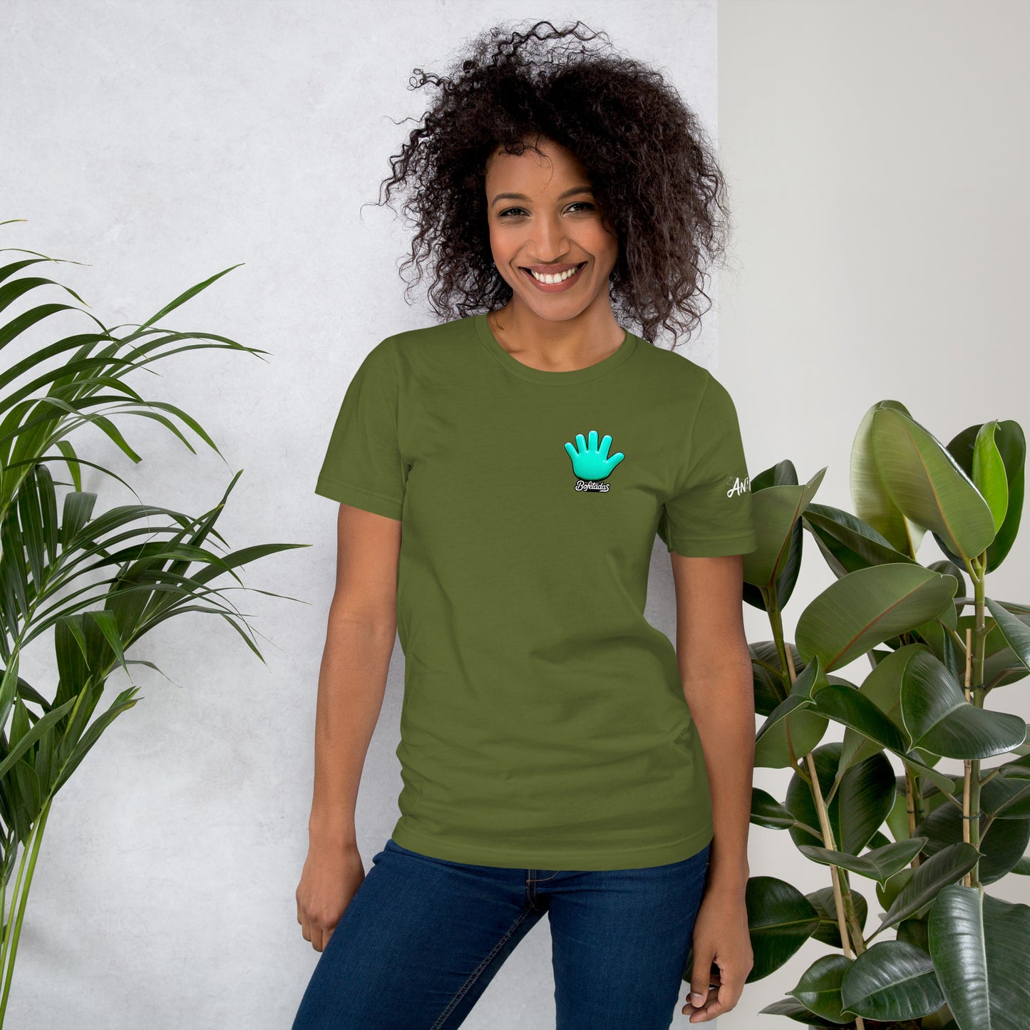 Vista frontal de camiseta verde de manga corta, marca Bofetadas, colección Animales, con el logotipo de la marca impreso en el pecho. La luce una modelo con sonrisa picarona.