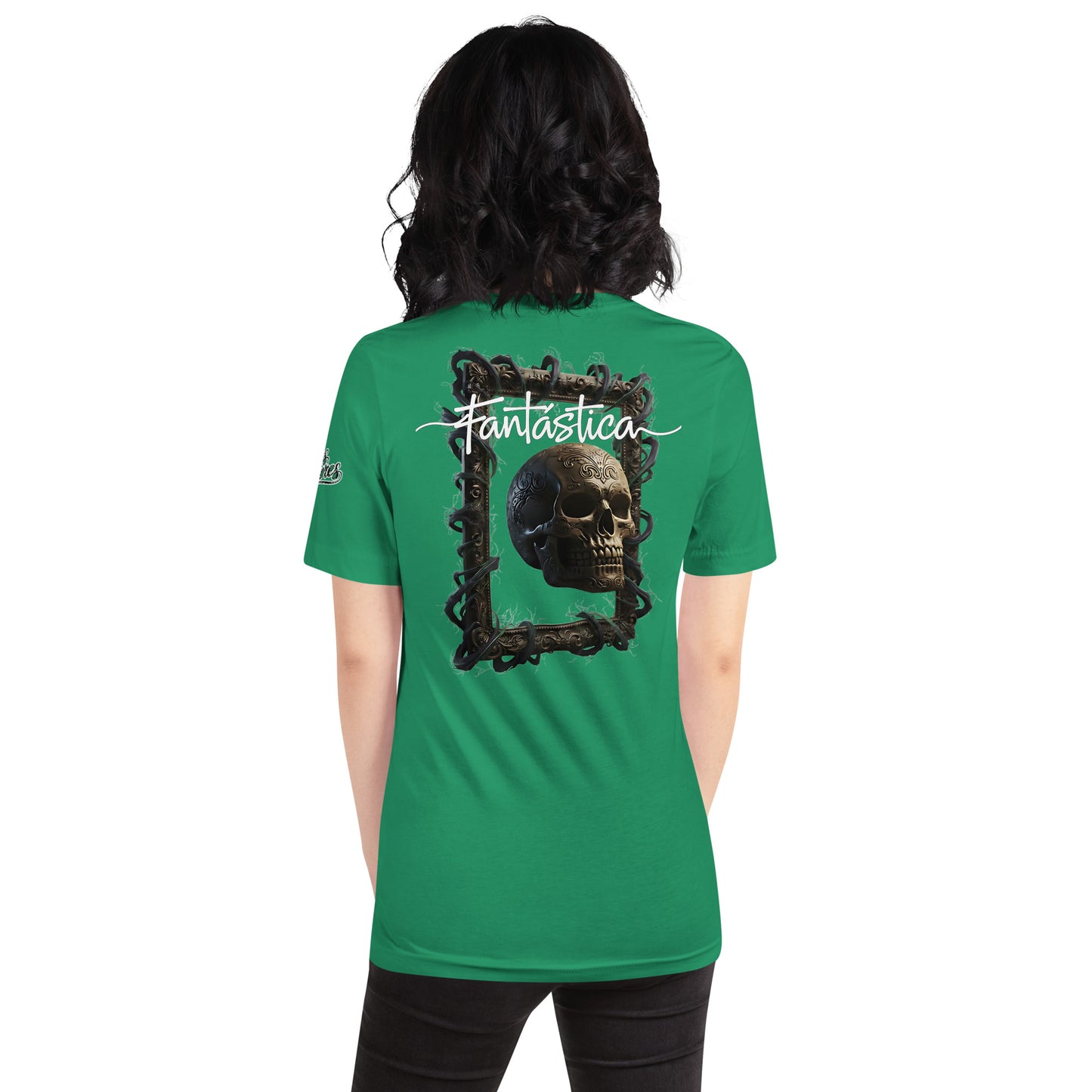 Una modelo mostrando la vista trasera de camiseta azul de manga corta, marca Bofetadas, colección 'Calaveras', con la impresión de una imagen fotográfica de una calavera con gravados rococó en el hueso. Esta sale de un marco con enredaderas enrolladas y el texto "Fantástica".