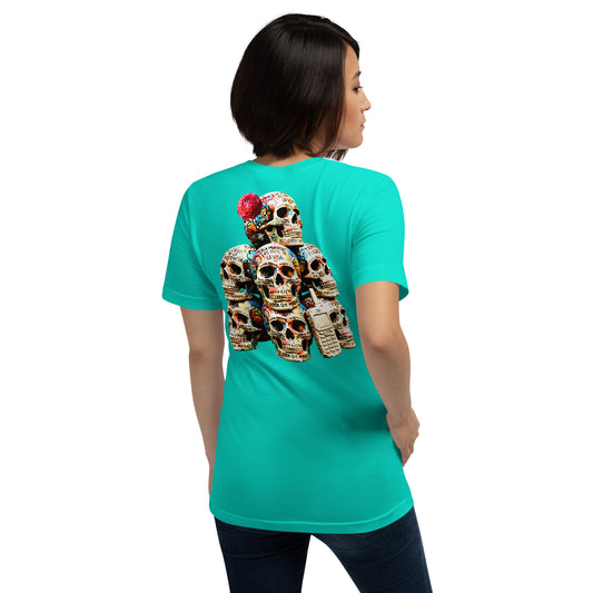 Imagen de una camiseta verde turquesa de la marca Bofetadas, de la colección Calaveras, vista por detrás. Una modelo con vaqueros luce la prenda, que tiene un estampado de calaveras apiladas y frases irónicas sobre la muerte.