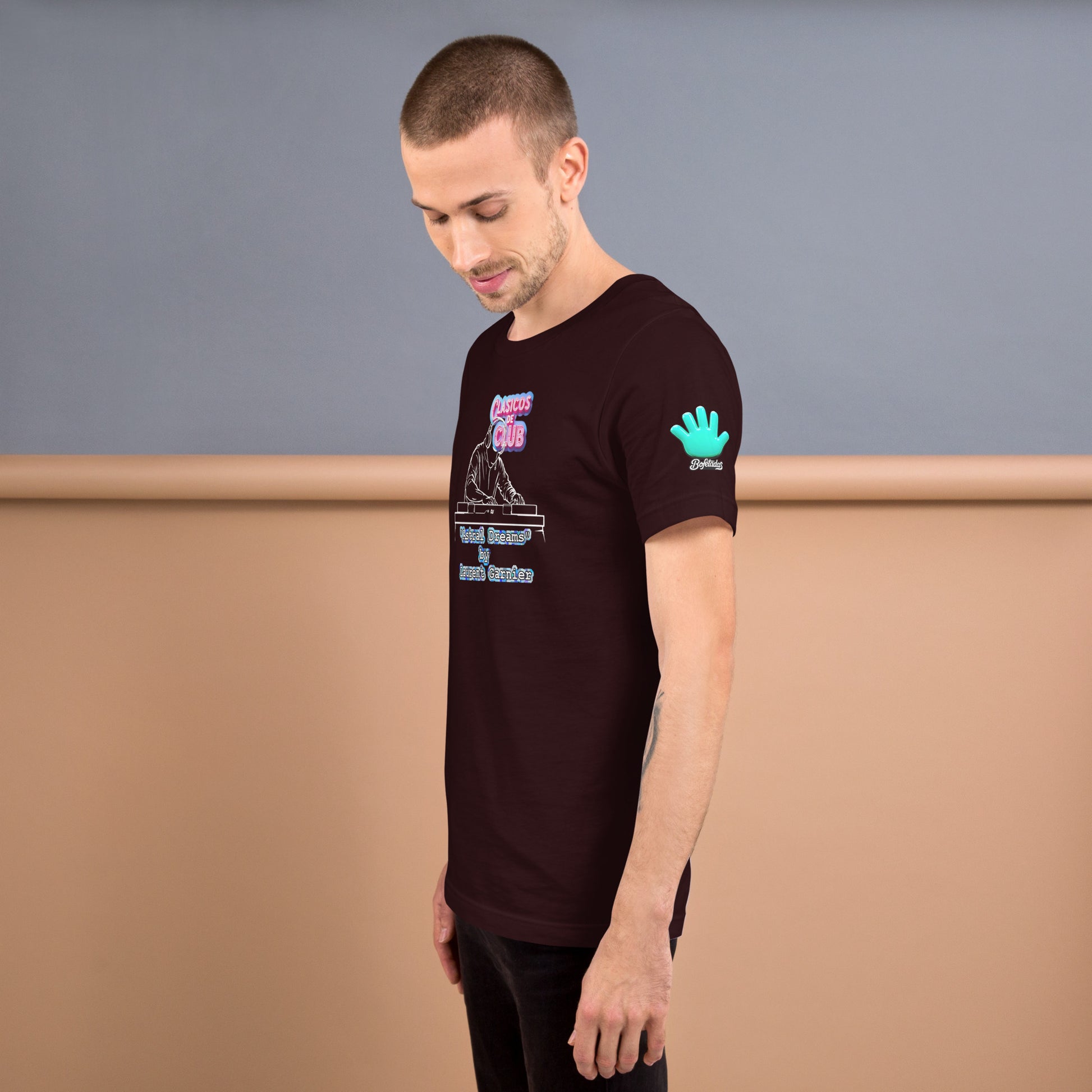 Vista lateral de la camiseta marrón de manga corta de la colección Clásicos de Club, con el logotipo de la marca y el texto Bofetadas en la manga.