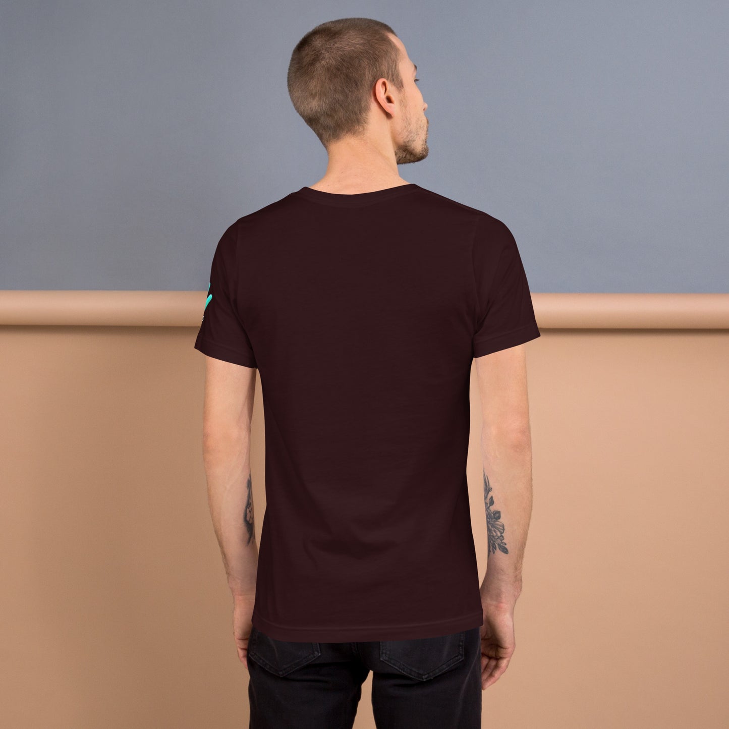 Vista trasera de la camiseta marrón de manga corta de la colección Clásicos de Club, sin impresión.