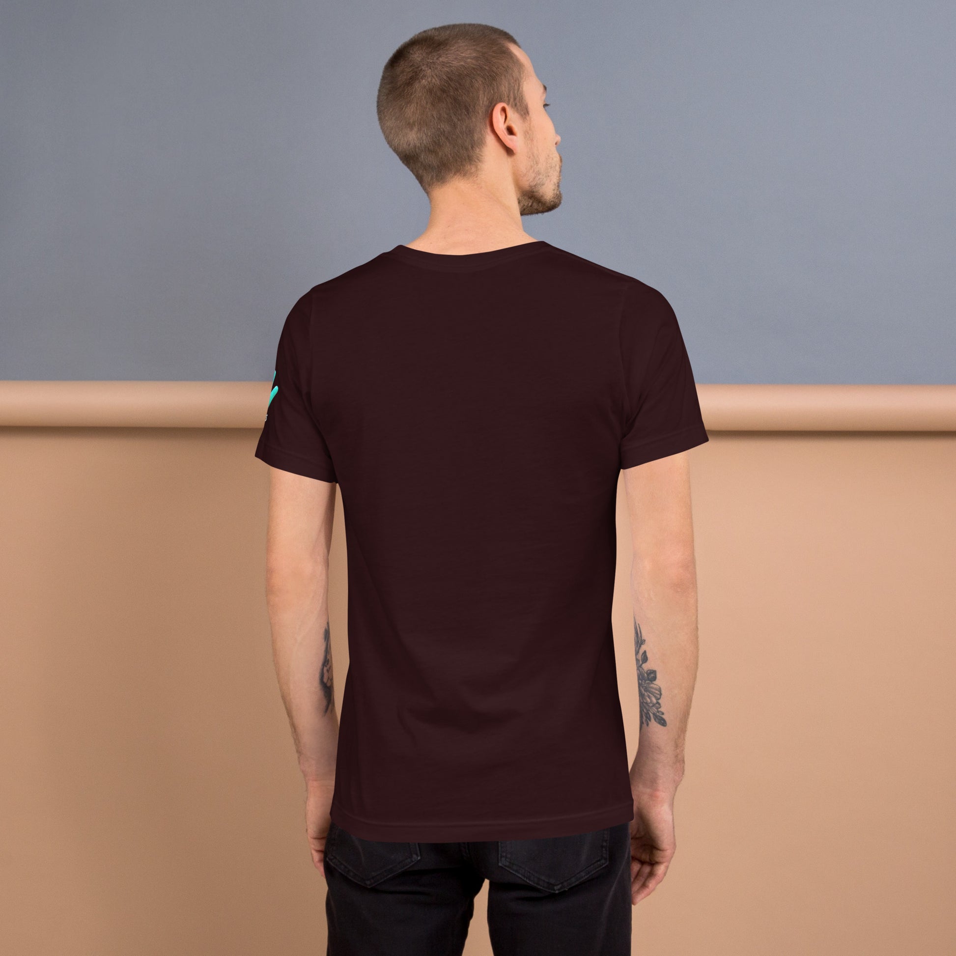 Vista trasera de la camiseta marrón de manga corta de la colección Clásicos de Club, sin impresión.